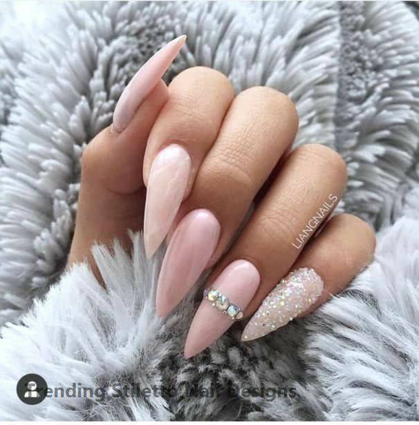 Moda Unhas rosa bebé com brilhantes 