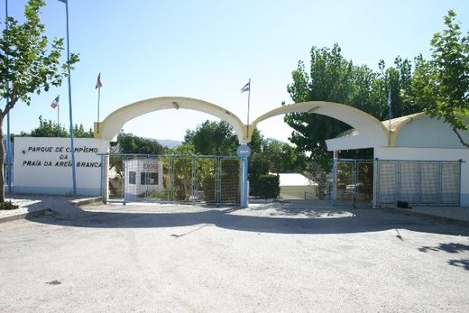 Parque de campismo na areia branca