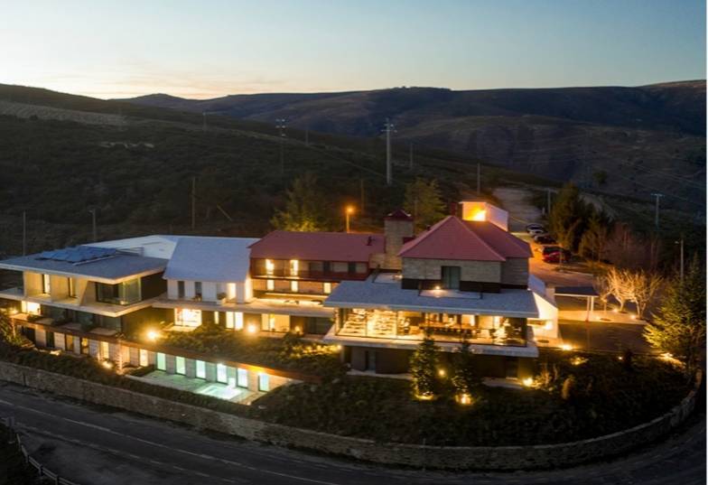 Place Casa de São Lourenço / Burel Panorama Hotel