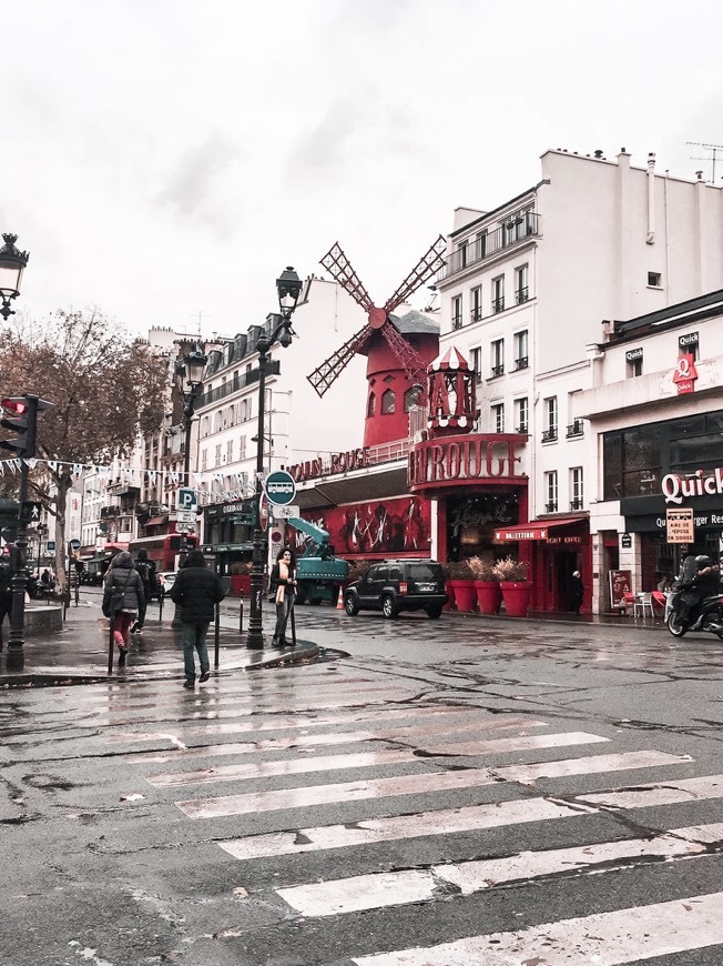 Place Moulin Rouge