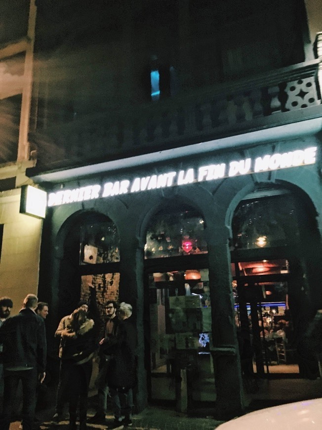 Place Dernier Bar avant la Fin du Monde