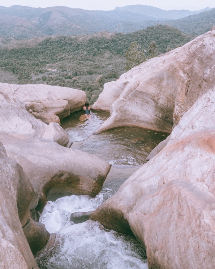 Places Diyaluma Waterfall