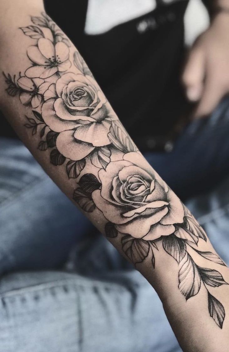 Moda Tatoo feminina no antebraço rosas