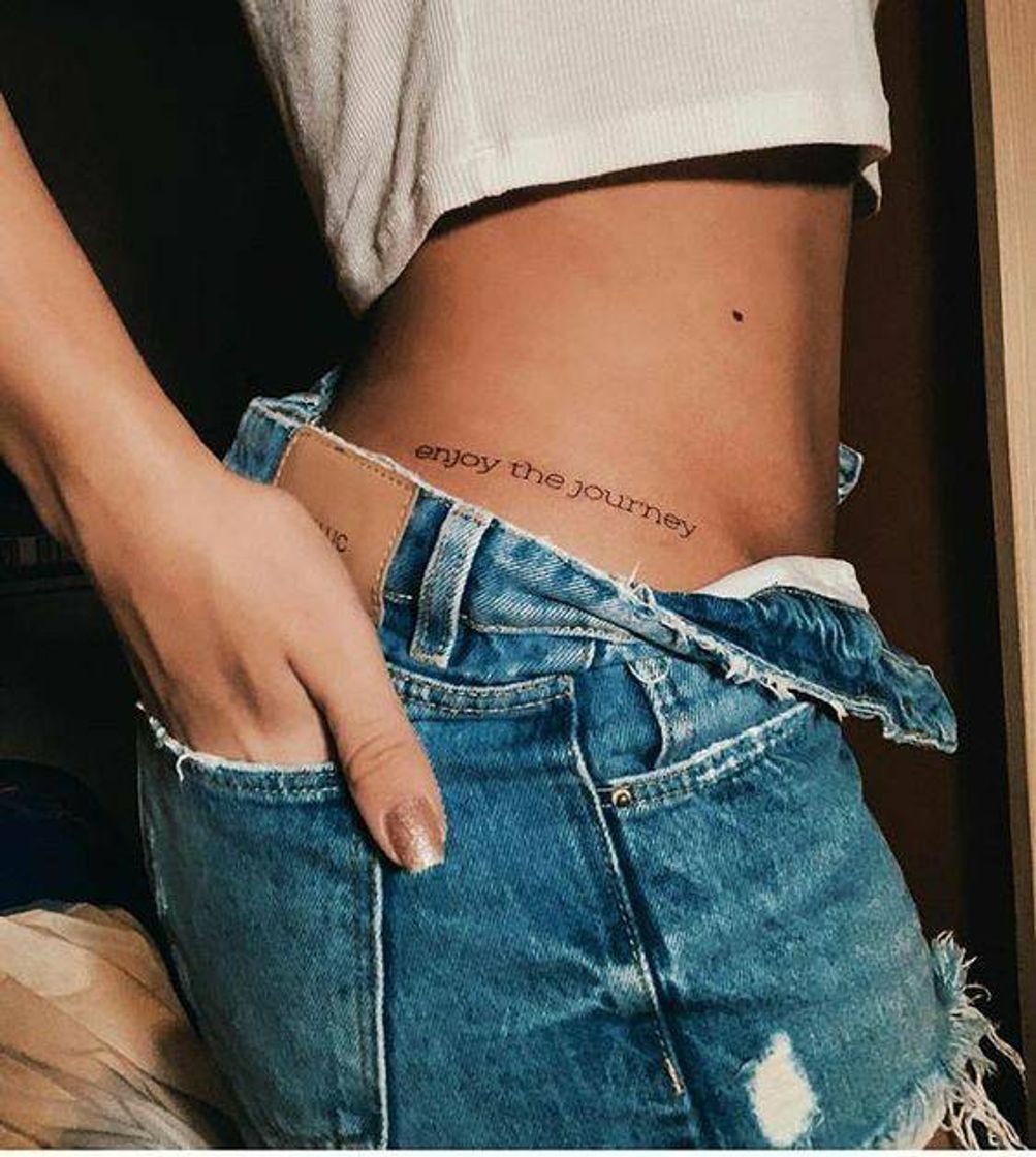 Moda Tatoo no quadril escrita