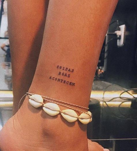 Tatuagem de uma frase gira