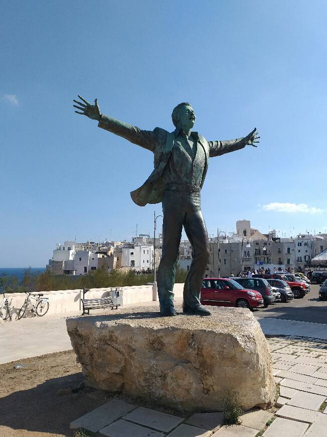 Lugar Monumento a Domenico Modugno