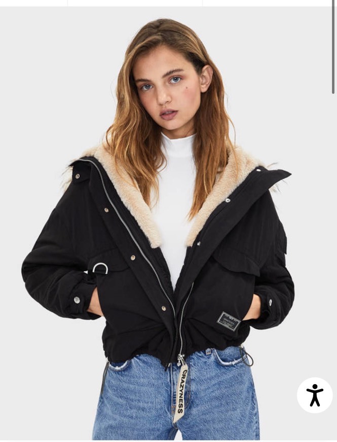 Moda Parka curta com capuz de pelo
