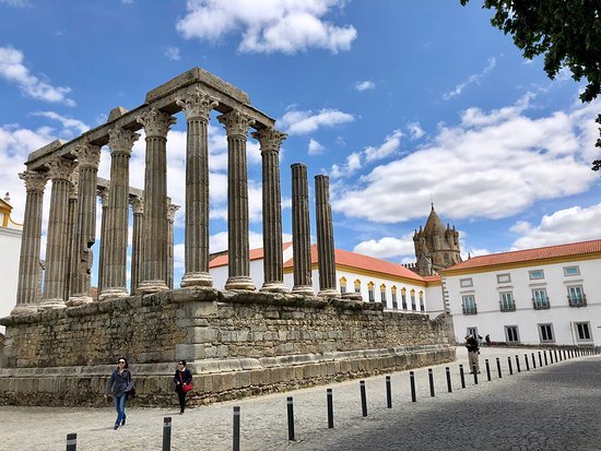 Place Templo romano de Évora