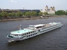 Lugar River Cruise On The Danube