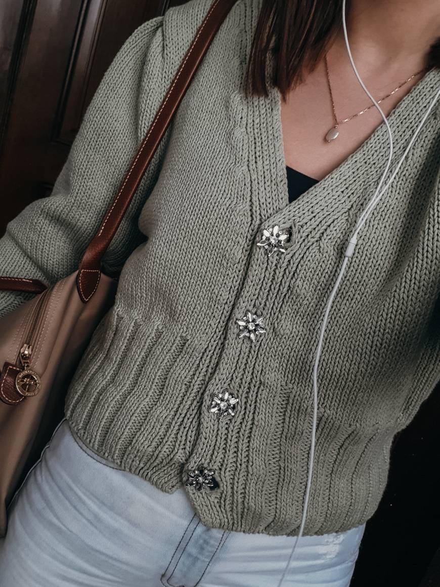 Social Casaco malha verde com botão joia flor 