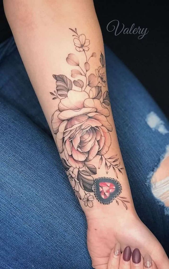 Moda tatuagem florida no anti-braço 