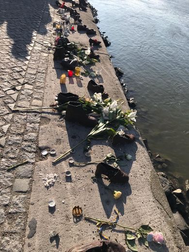 ‪Shoes on the Danube Promenade Memorial