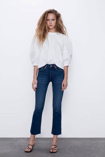 CROPPED FLARE MID-RISE JEANS