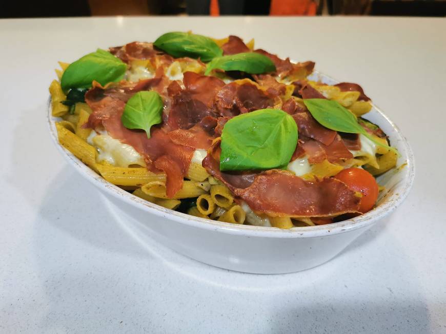 Fashion Massa caprese com molho pesto no forno