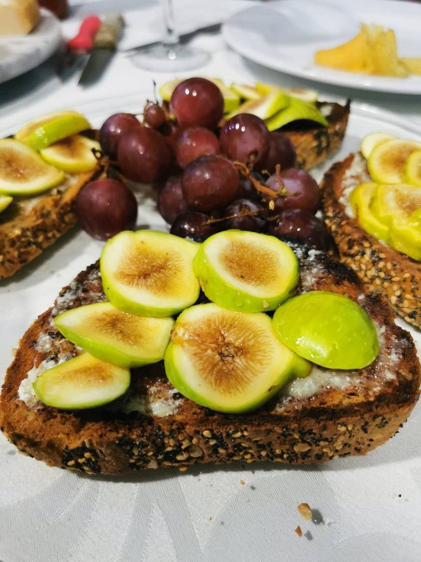 Fashion bruschettas de gorgonzola com figos e mel