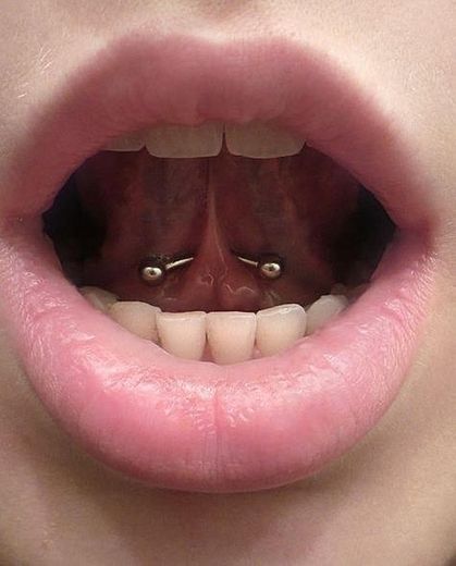 Piercing debaixo da língua 