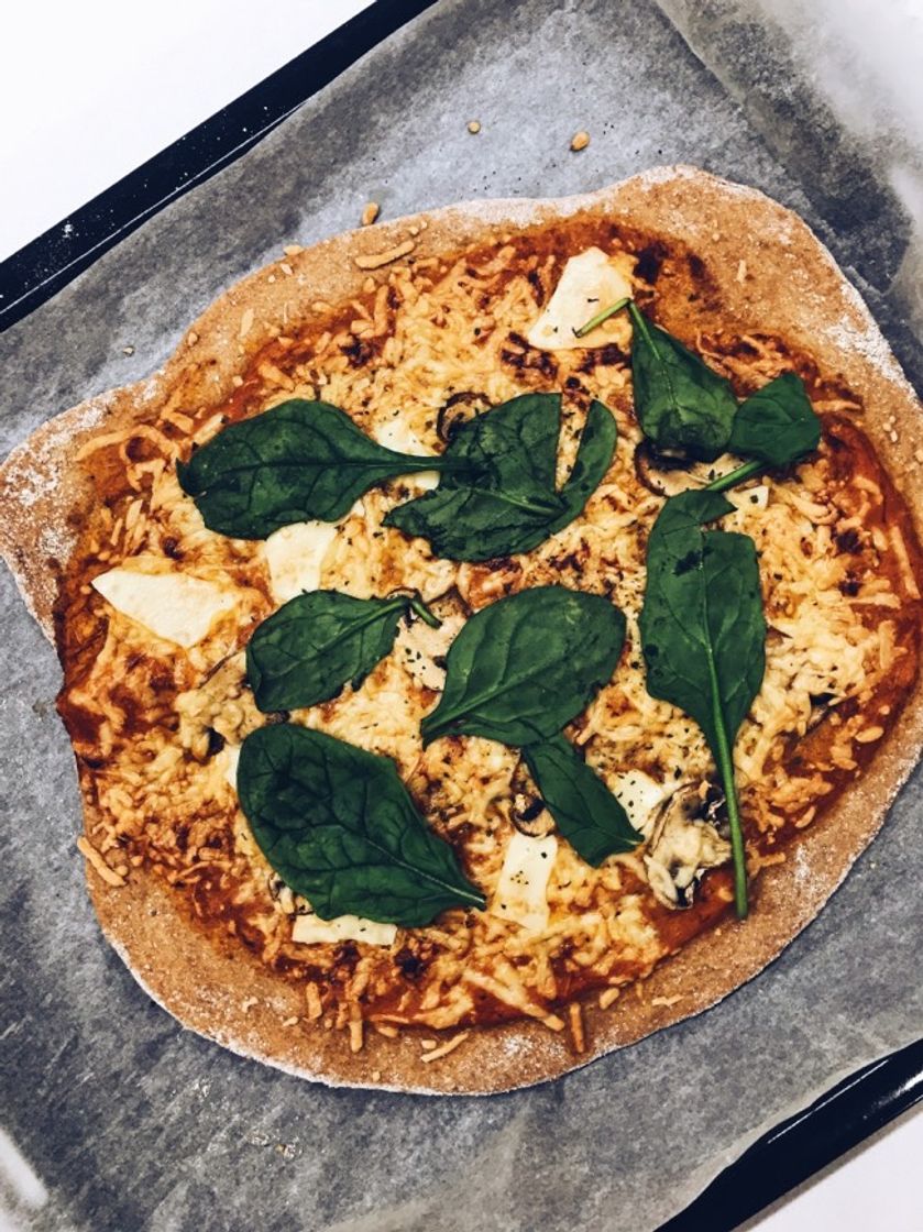 Pizza de cogumelos e espinafres