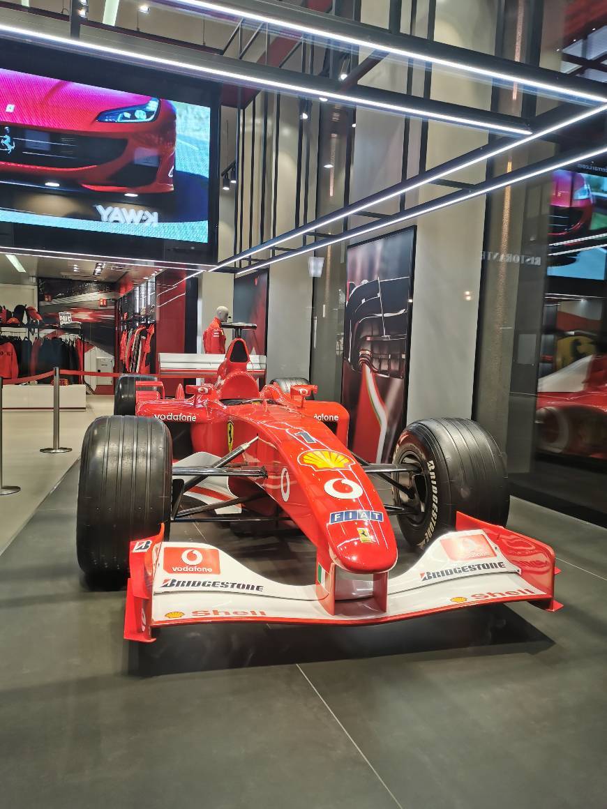 Place Ferrari Store Milano