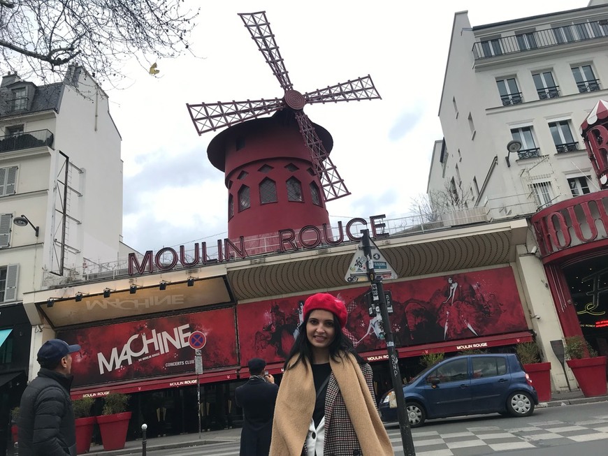 Place Moulin Rouge