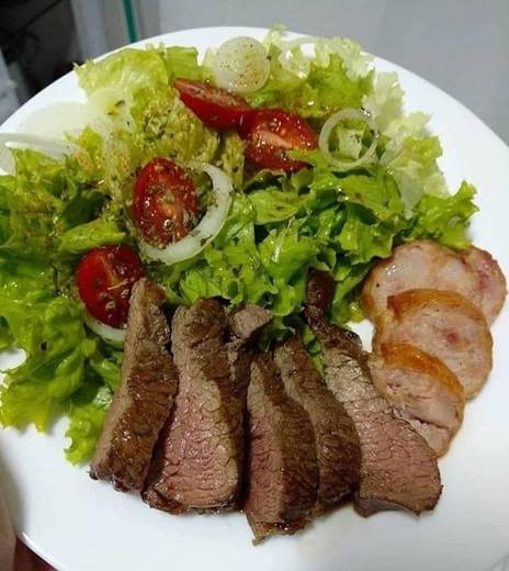 Salada de alface e tomate ''acompanhada com carne