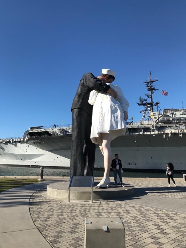 Lugar Unconditional Surrender Statue