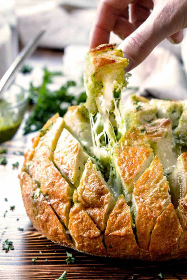 Social Pão no forno com pesto e queijo