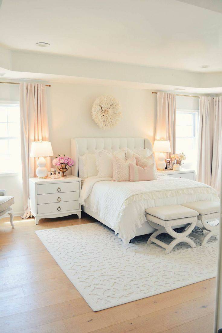Social Nude simple decor
