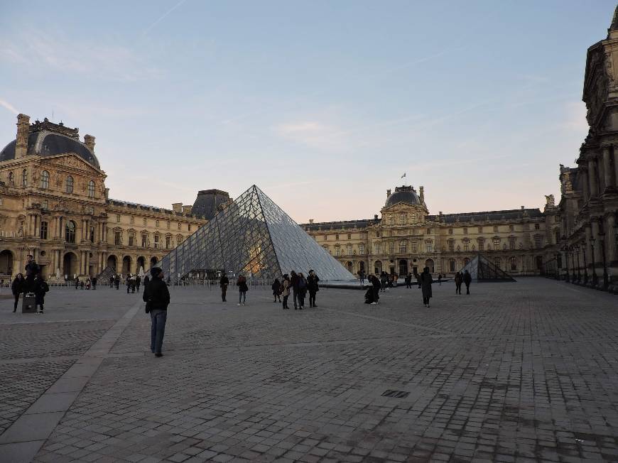 Place Museo del Louvre