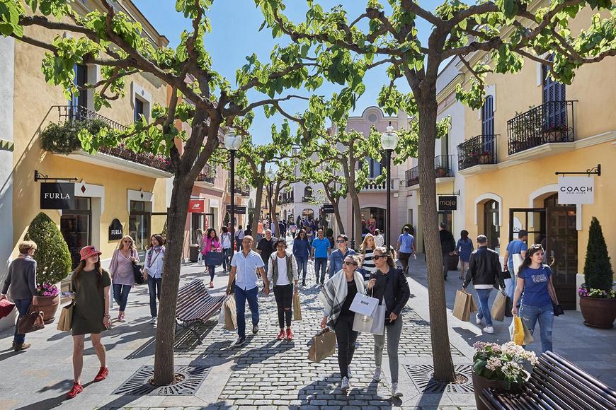 Place La Roca Village Shopping Express