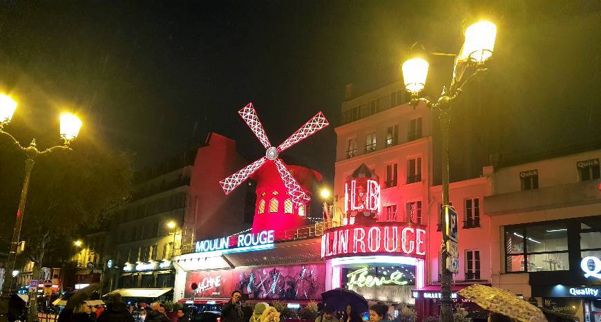 Place Moulin Rouge