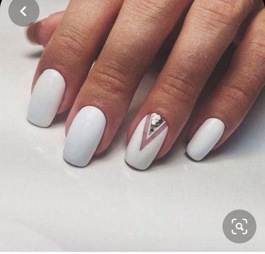 Unhas brancas com nail art