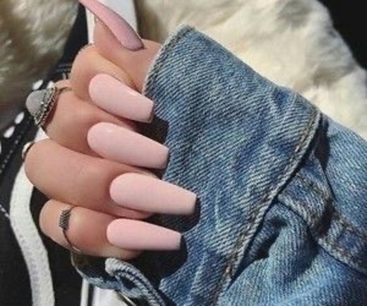 Unhas cor de rosa 