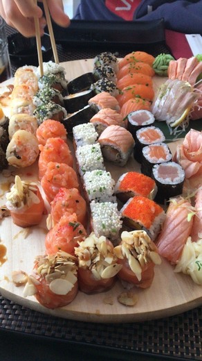 Bon-Sai Lounge sushi, friends & music