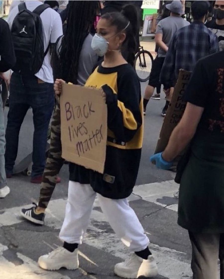 ✊🏼