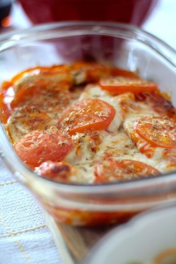 FRANGO COM MOLHO DE TOMATE E QUEIJO