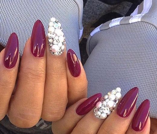 Unhas com brilhantes 