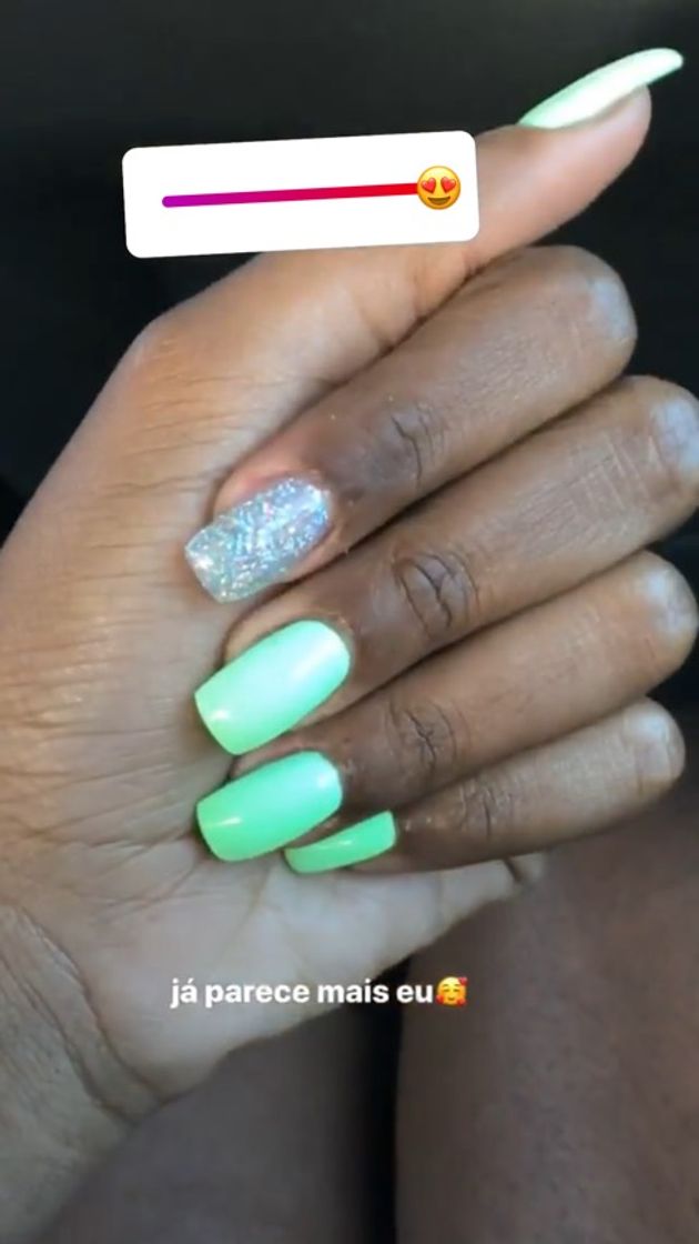 Moda unhas verde fluo com indicador em glitter