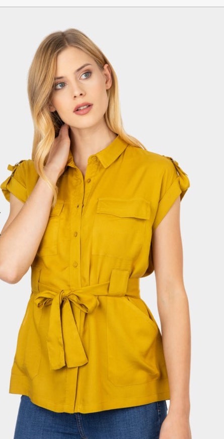 Camisa com bolsos e cinto