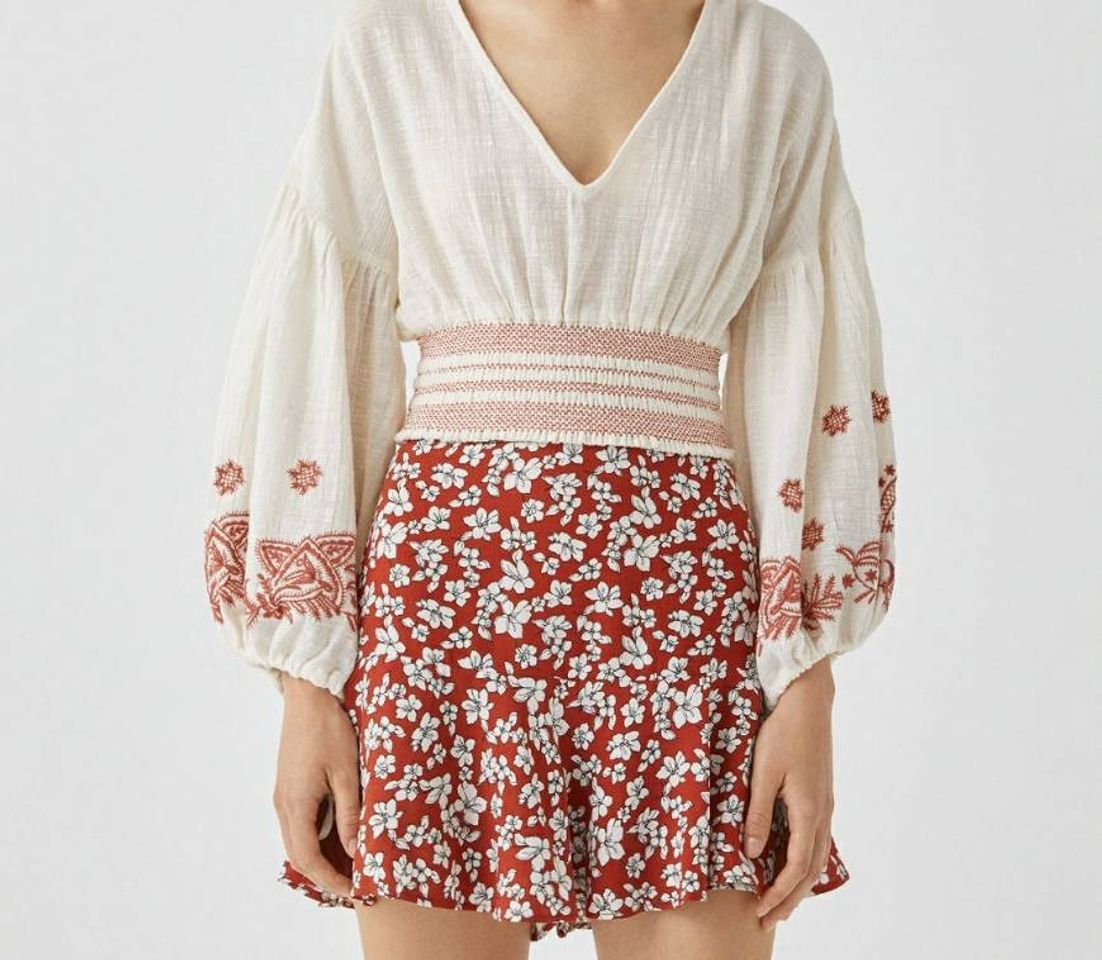 Camisa branca com bordados vermelhos