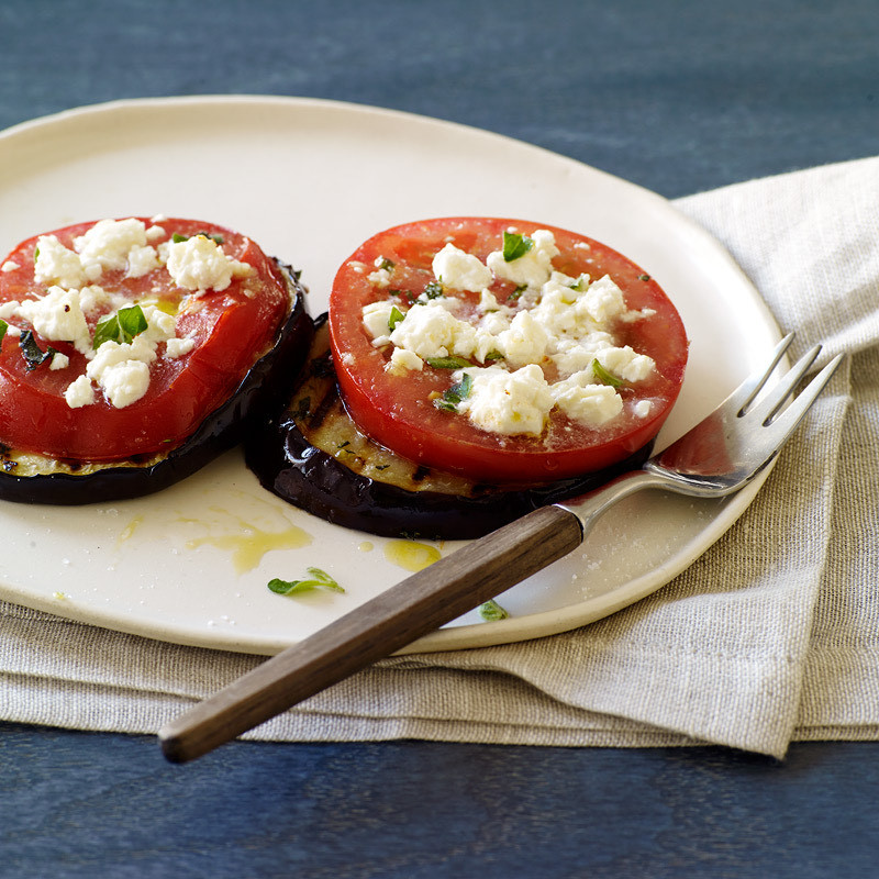 Fashion Beringela grelhada com tomate e queijo 