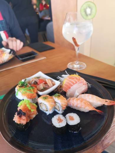 YÜJIN Premium Sushi (Feira)