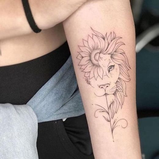 Tattoo de leão e flor 