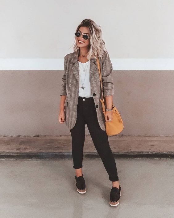 Social Outfit com tons nude e preto 