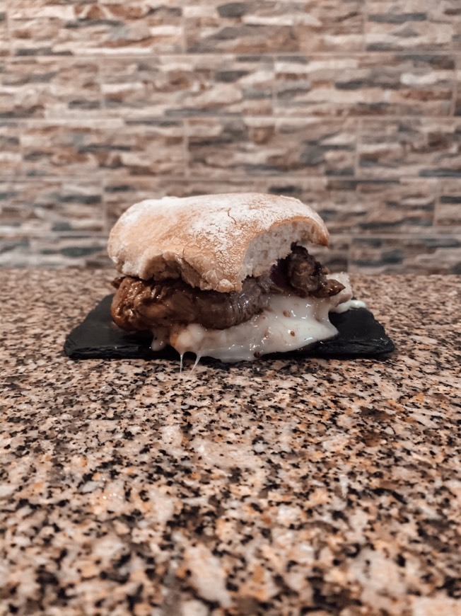 Social Prego no pão com queijo da serra 