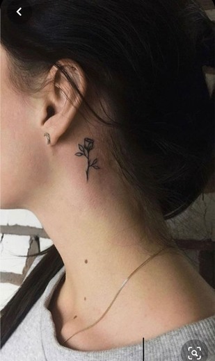 Tatuagem atrás orelha