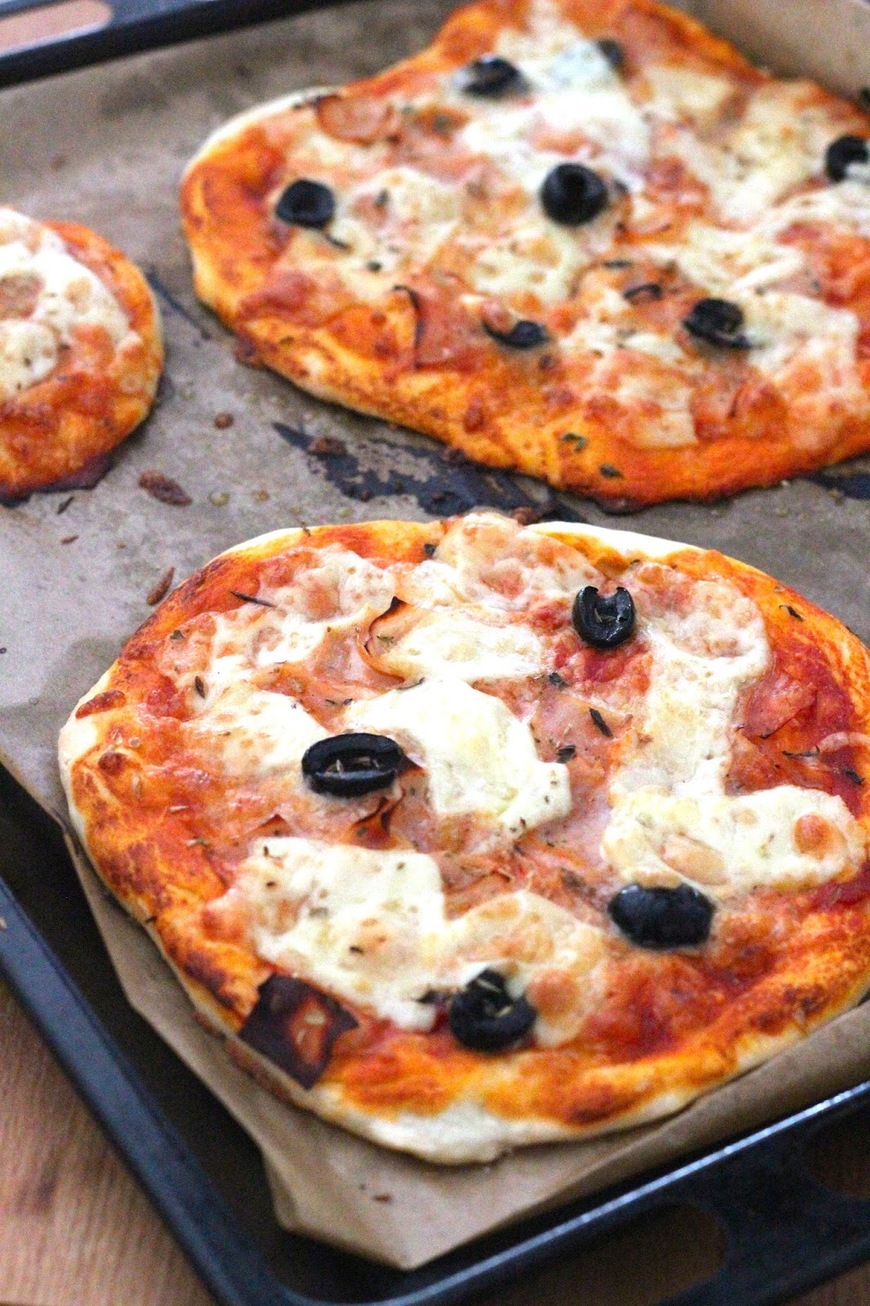 Pizza com queijo e fiambre