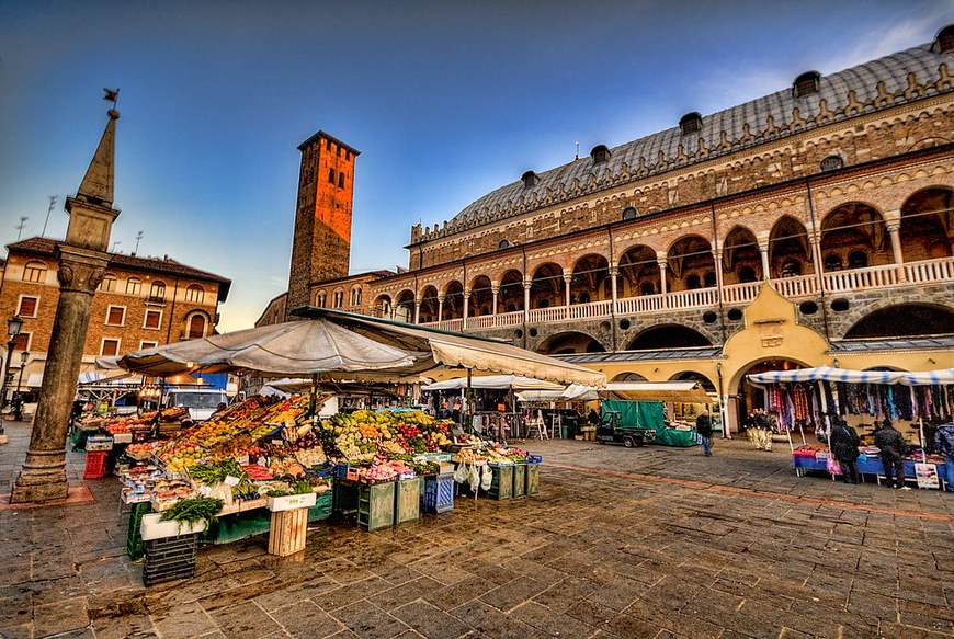 Lugares Piazza della Frutta