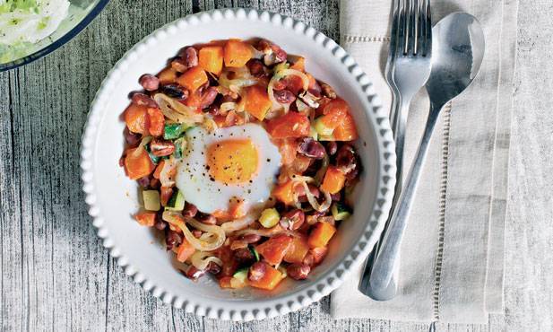 Social Ovos escalfados com tomate e feijão encarnado