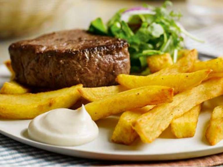 Bife & batatas fritas com sabor a alho