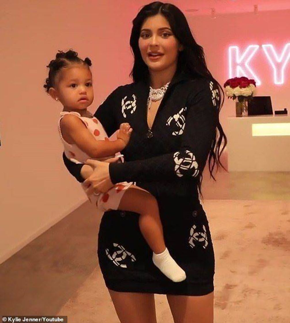 Social Kylie carries stormi 💗